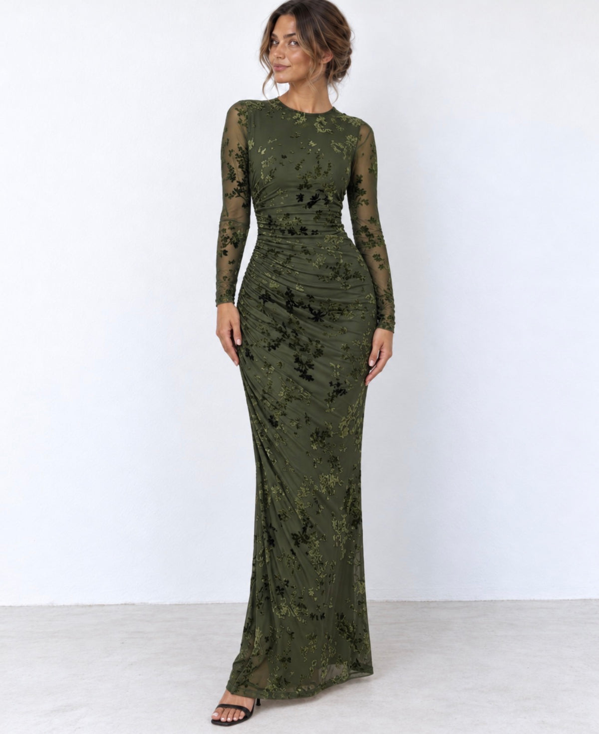 Vestido largo verde oliva con mangas transparentes y flores