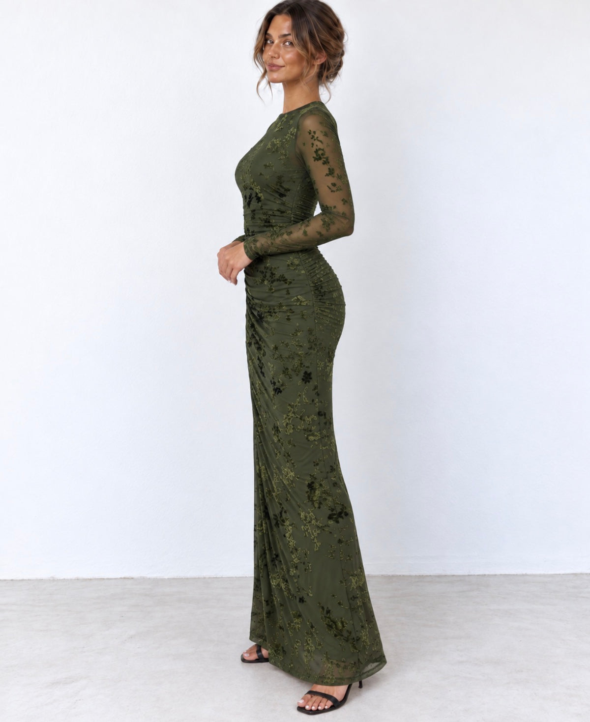 Vestido largo verde oliva con mangas transparentes y flores