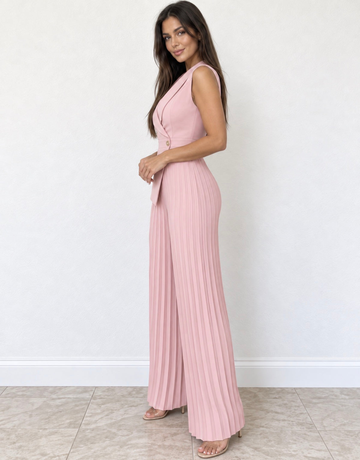 Mono rosa claro con chaleco cruzado y pantalón plisado