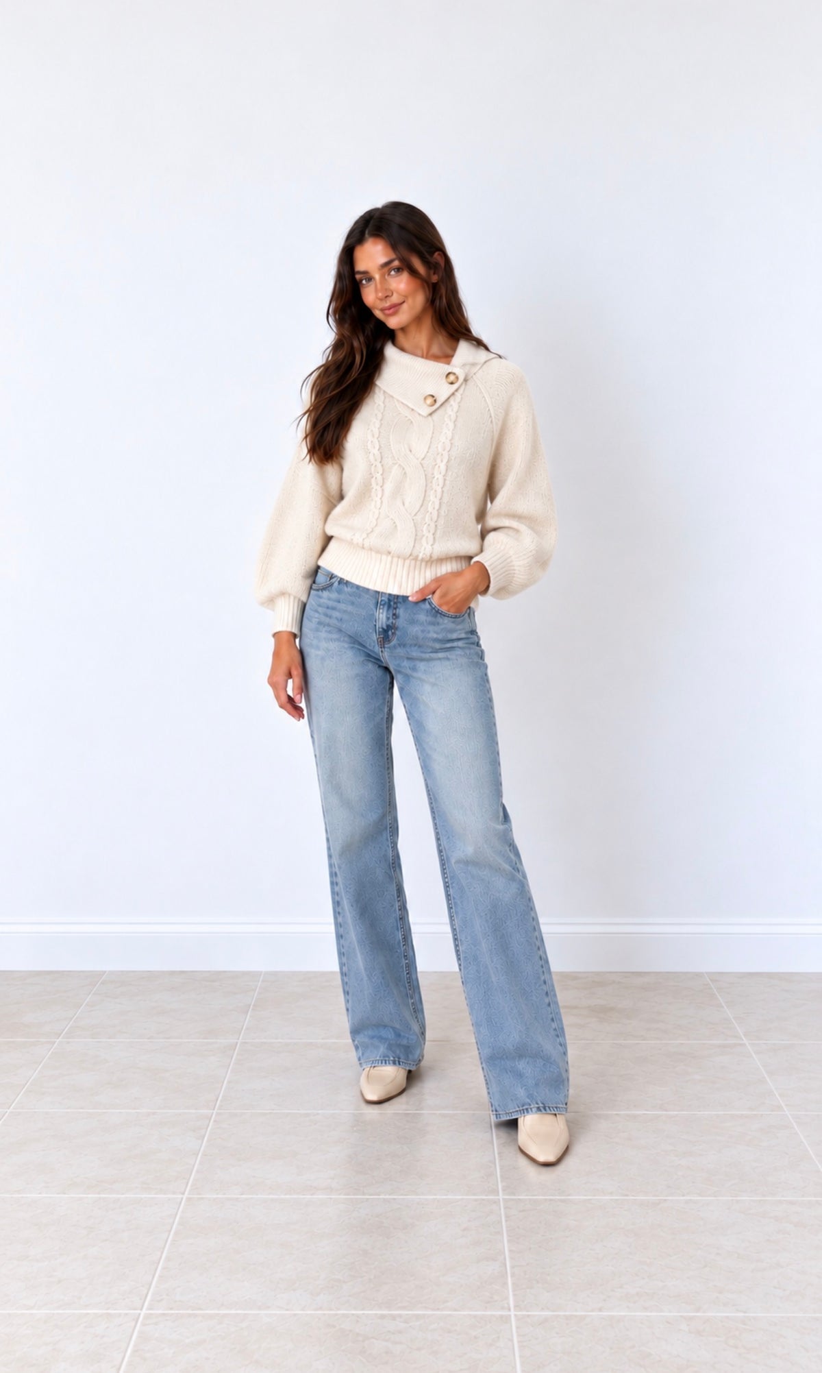 Jersey de punto trenzado color crema con cuello amplio