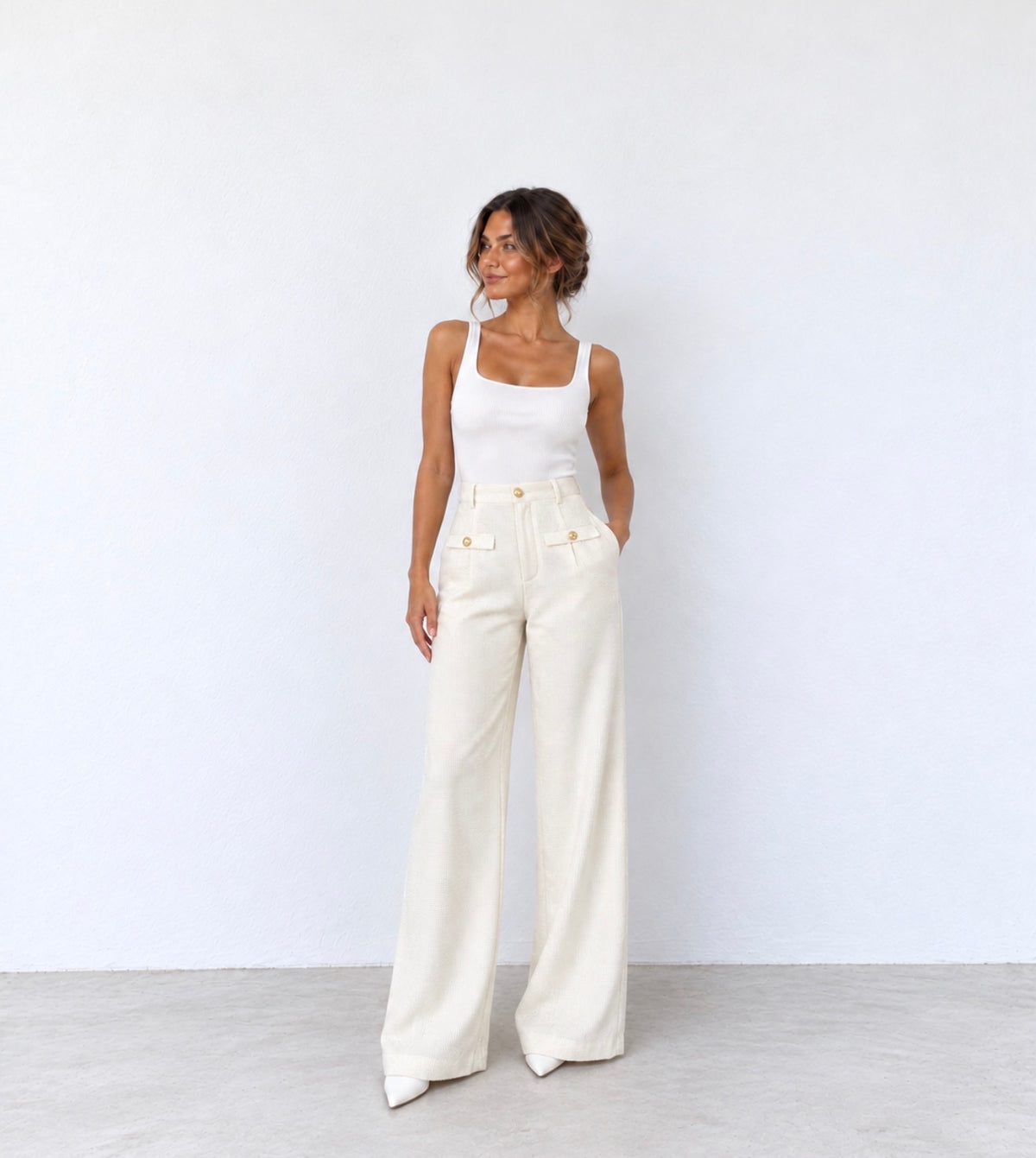 Pantalón Palazzo Crudo con Bolsillos de Solapa y Botones Dorados