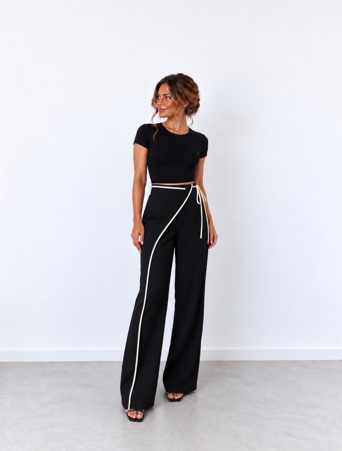 Pantalón Palazzo Negro con Vivos Crudos y Lazada