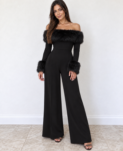 Mono negro de hombros descubiertos con ribetes de pelo y pantalón ancho