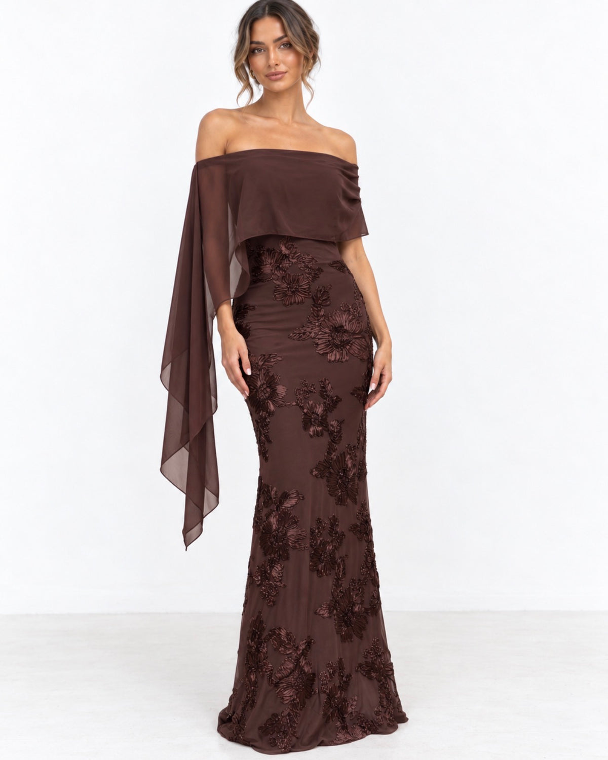 Vestido largo marrón chocolate con hombros descubiertos y bordados florales