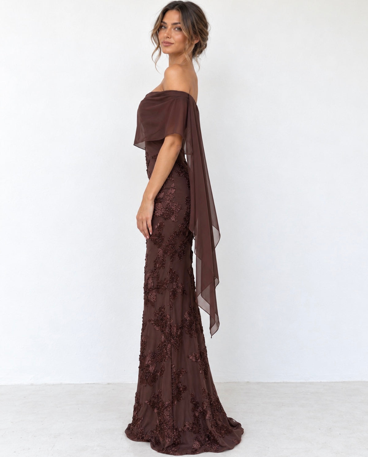 Vestido largo marrón chocolate con hombros descubiertos y bordados florales