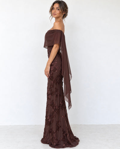 Vestido largo marrón chocolate con hombros descubiertos y bordados florales