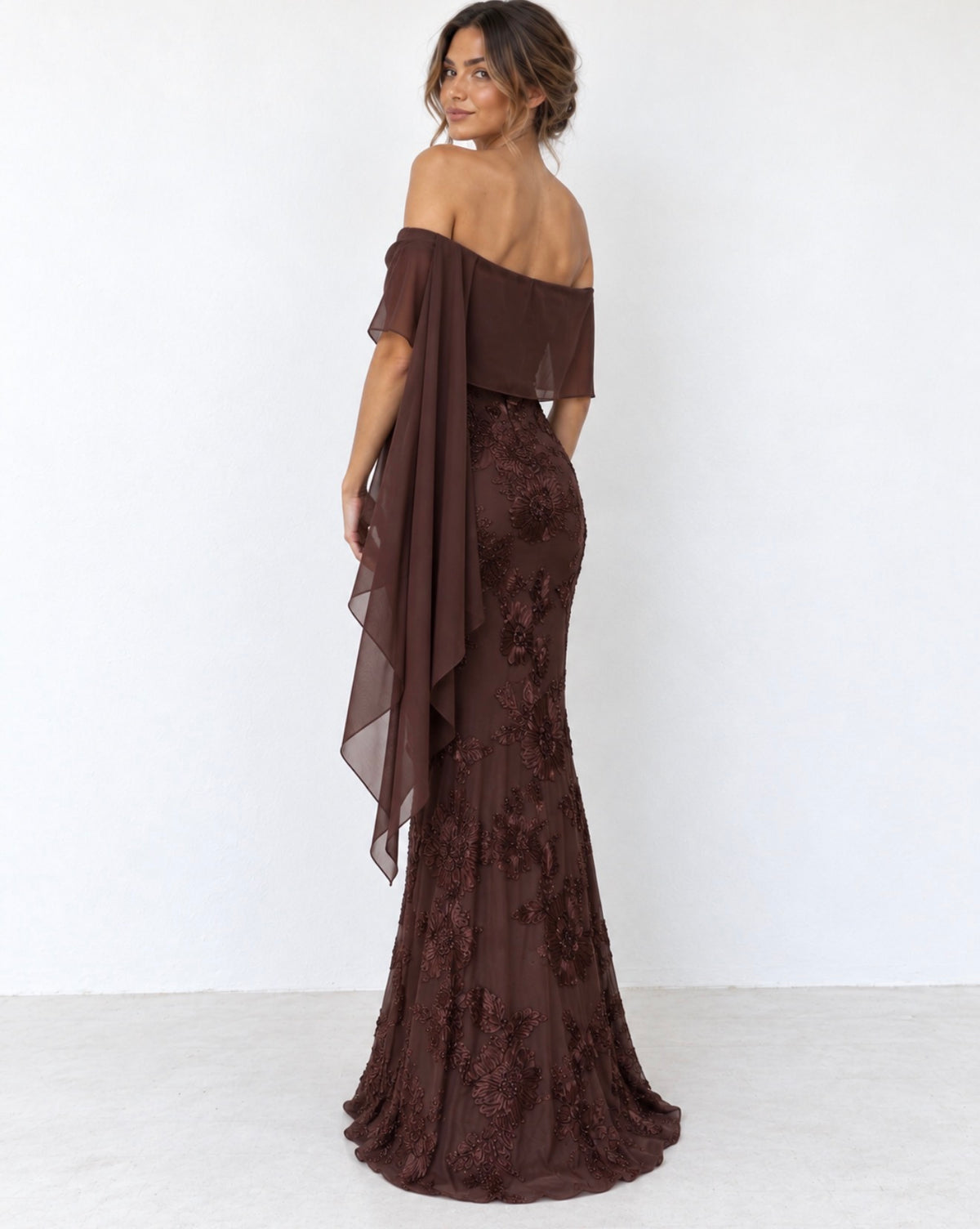 Vestido largo marrón chocolate con hombros descubiertos y bordados florales