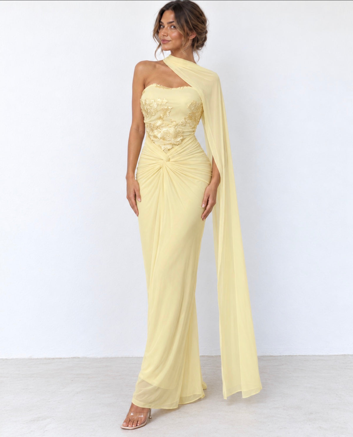 Vestido largo amarillo claro asimétrico con capa y flores