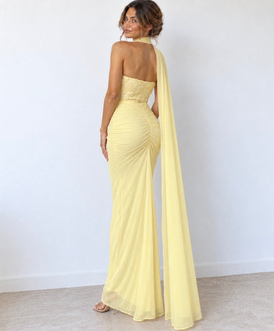 Vestido largo amarillo claro asimétrico con capa y flores