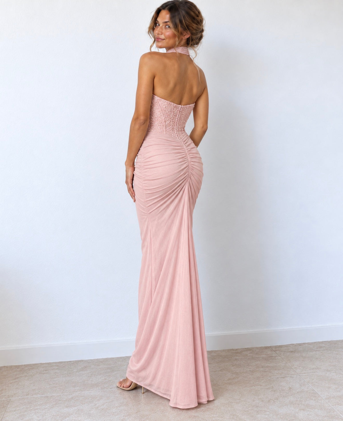 Vestido largo rosa claro con escote halter y cuerpo estructurado