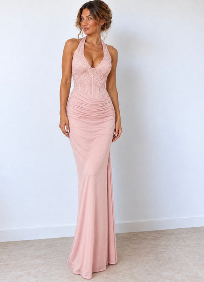 Vestido largo rosa claro con escote halter y cuerpo estructurado