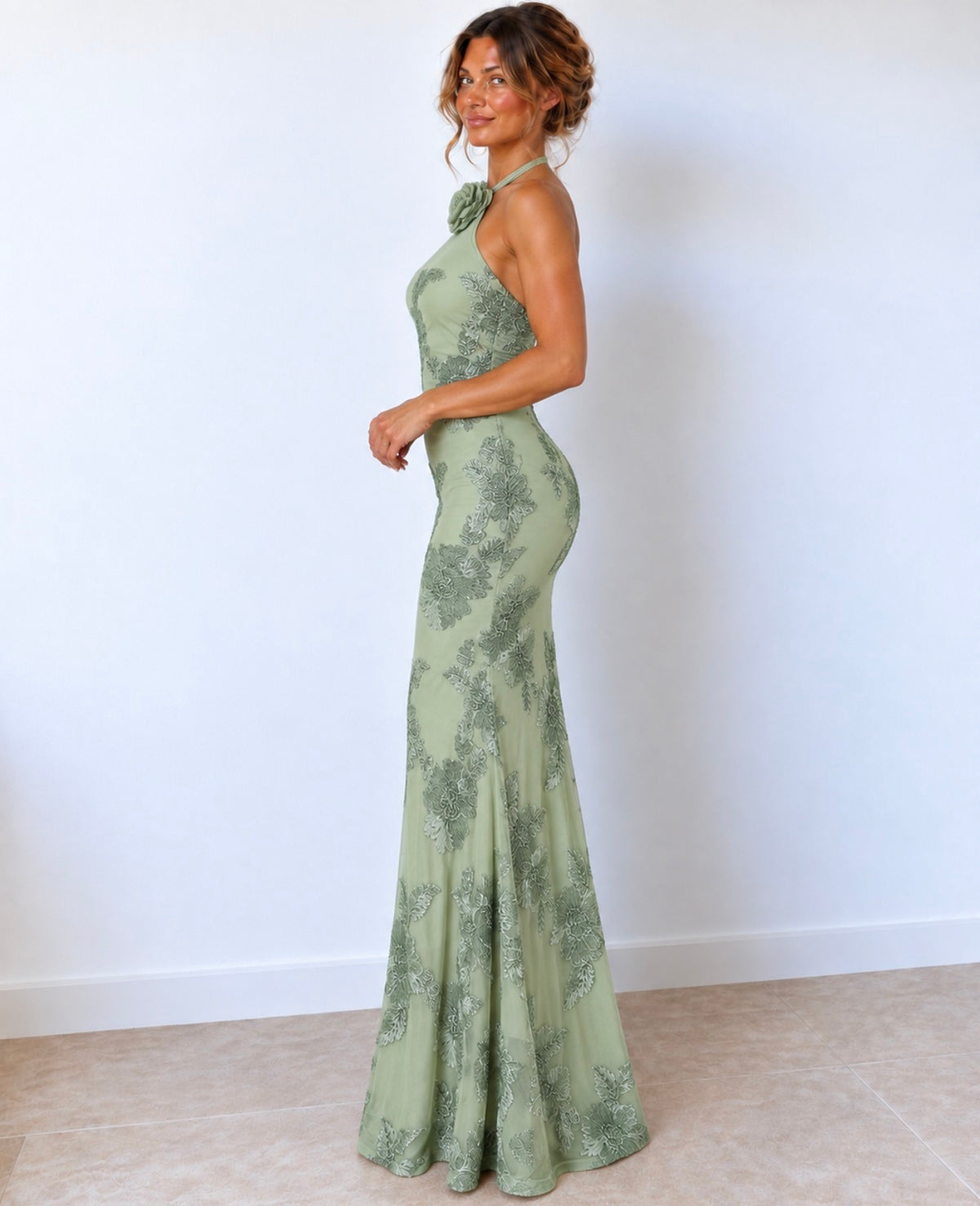 Vestido largo verde salvia con bordados florales y escote halter