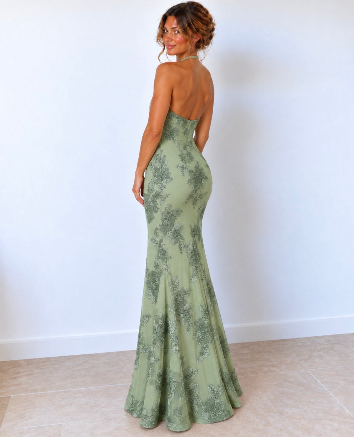 Vestido largo verde salvia con bordados florales y escote halter