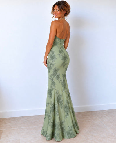 Vestido largo verde salvia con bordados florales y escote halter