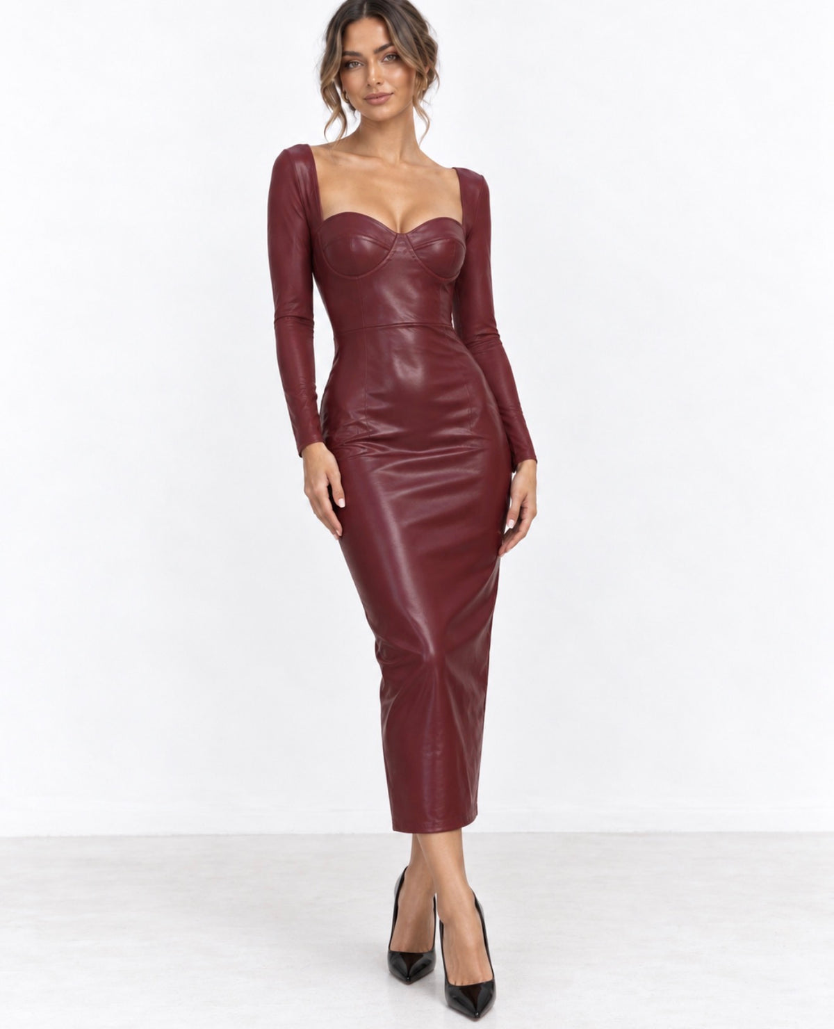 Vestido midi burdeos de manga larga y escote corazón