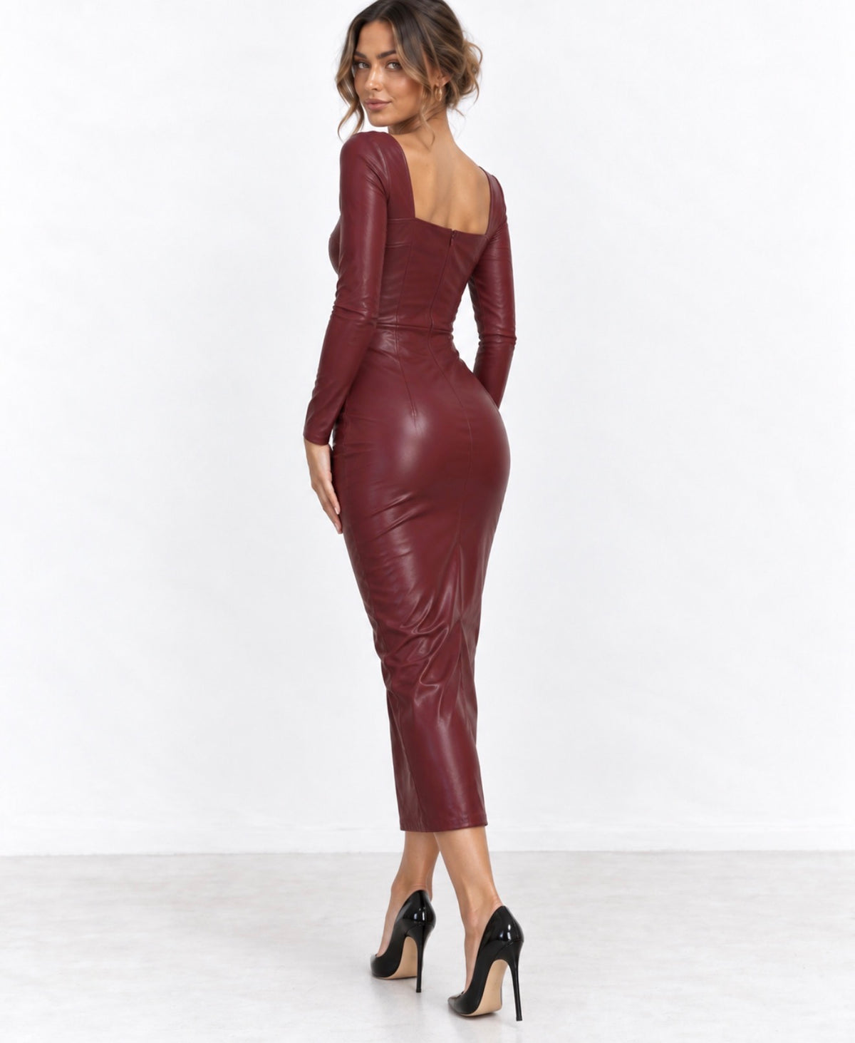 Vestido midi burdeos de manga larga y escote corazón