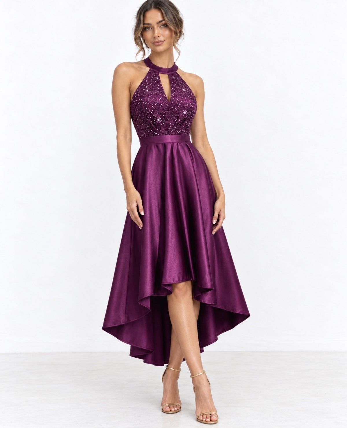 Vestido morado con escote halter y falda asimétrica