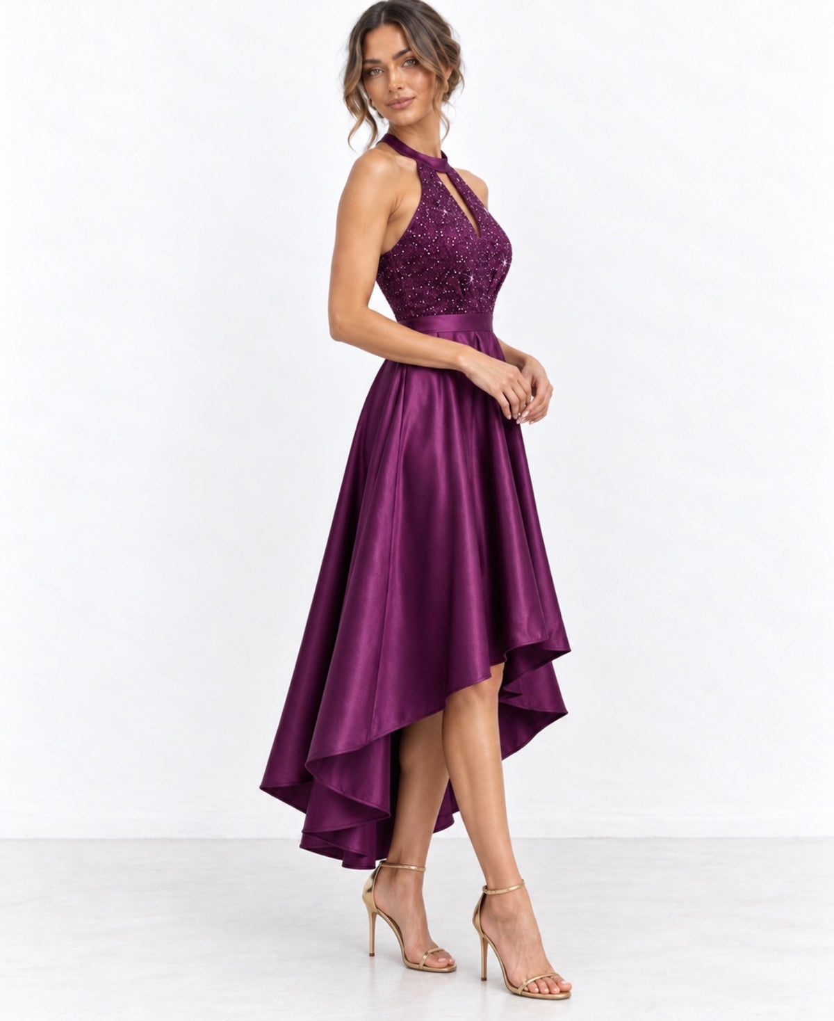Vestido morado con escote halter y falda asimétrica