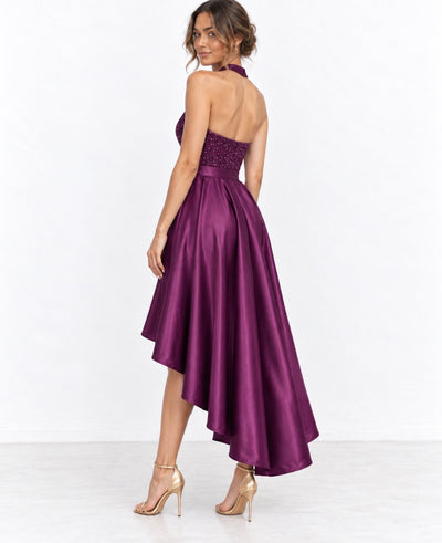 Vestido morado con escote halter y falda asimétrica