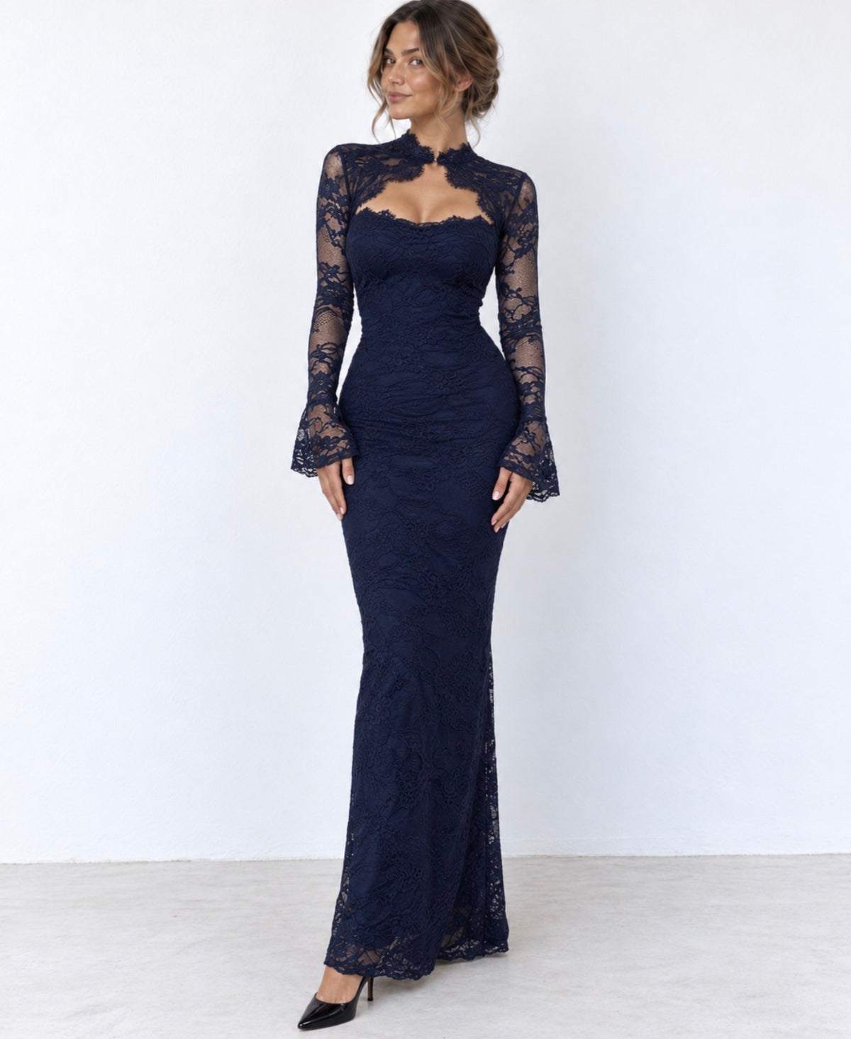 Vestido largo azul marino de encaje con mangas transparentes