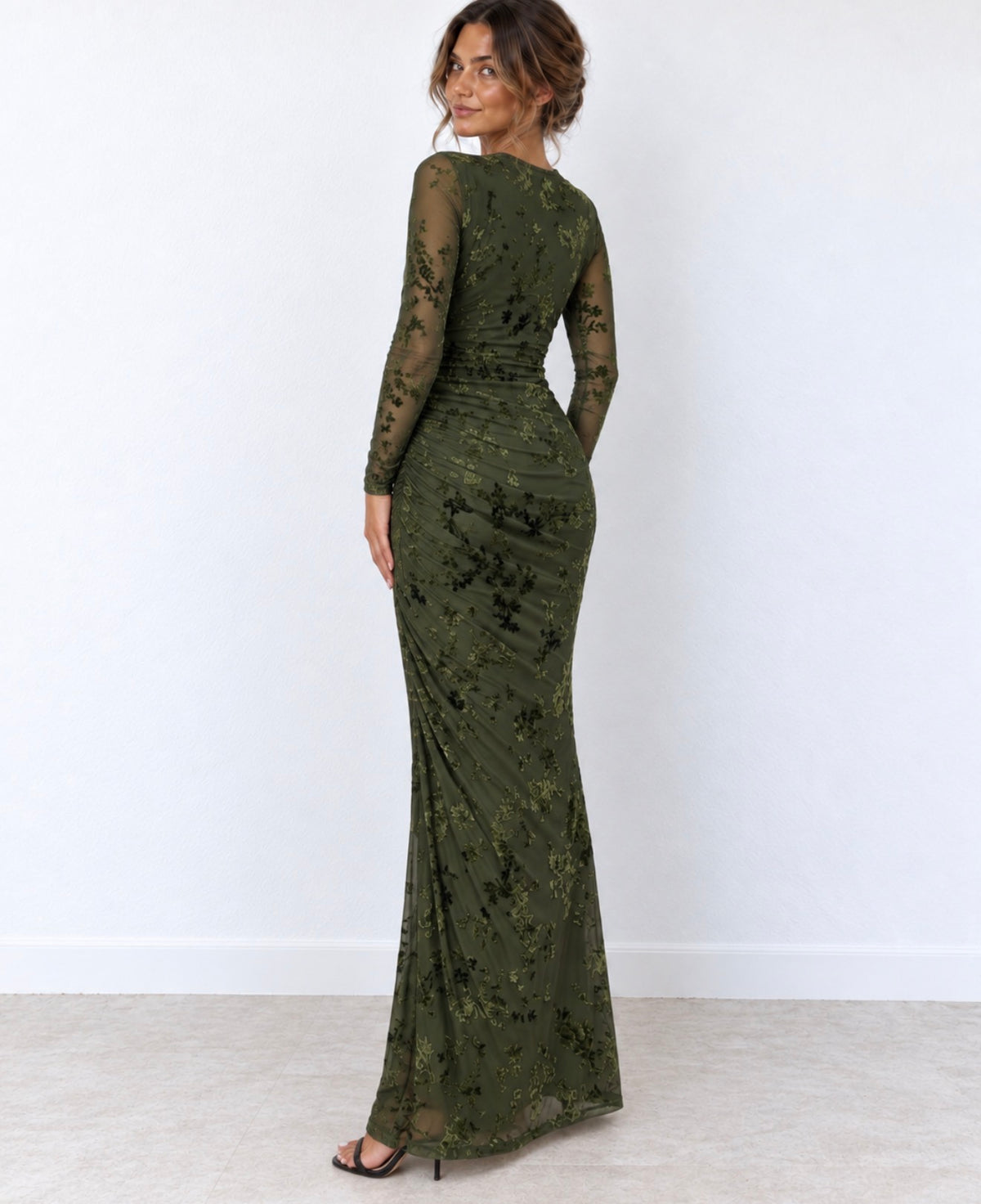 Vestido largo verde oliva con mangas transparentes y flores