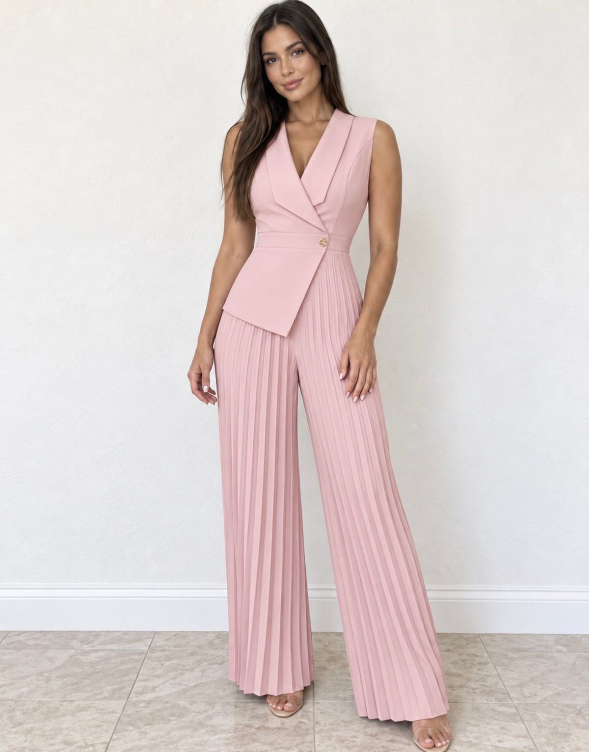 Mono rosa claro con chaleco cruzado y pantalón plisado