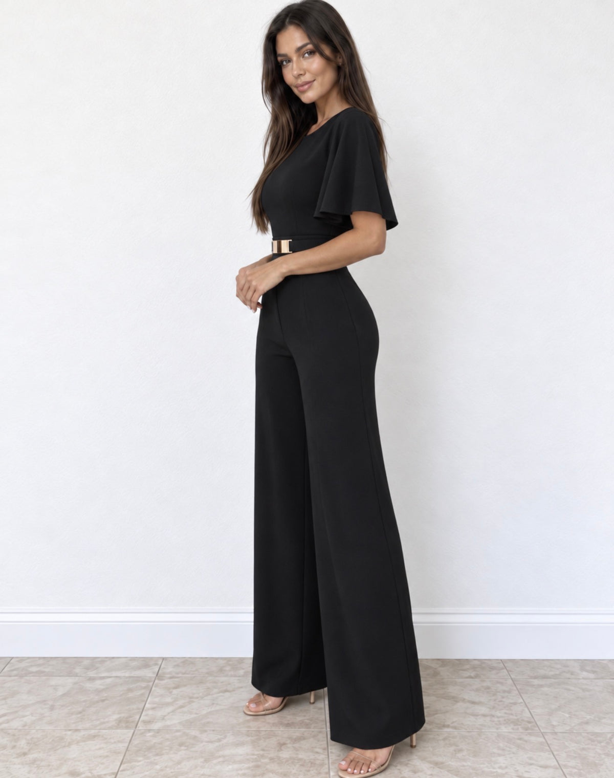 Mono negro con manga amplia, cinturón y pantalón ancho