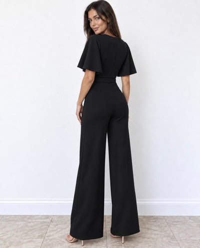 Mono negro con manga amplia, cinturón y pantalón ancho
