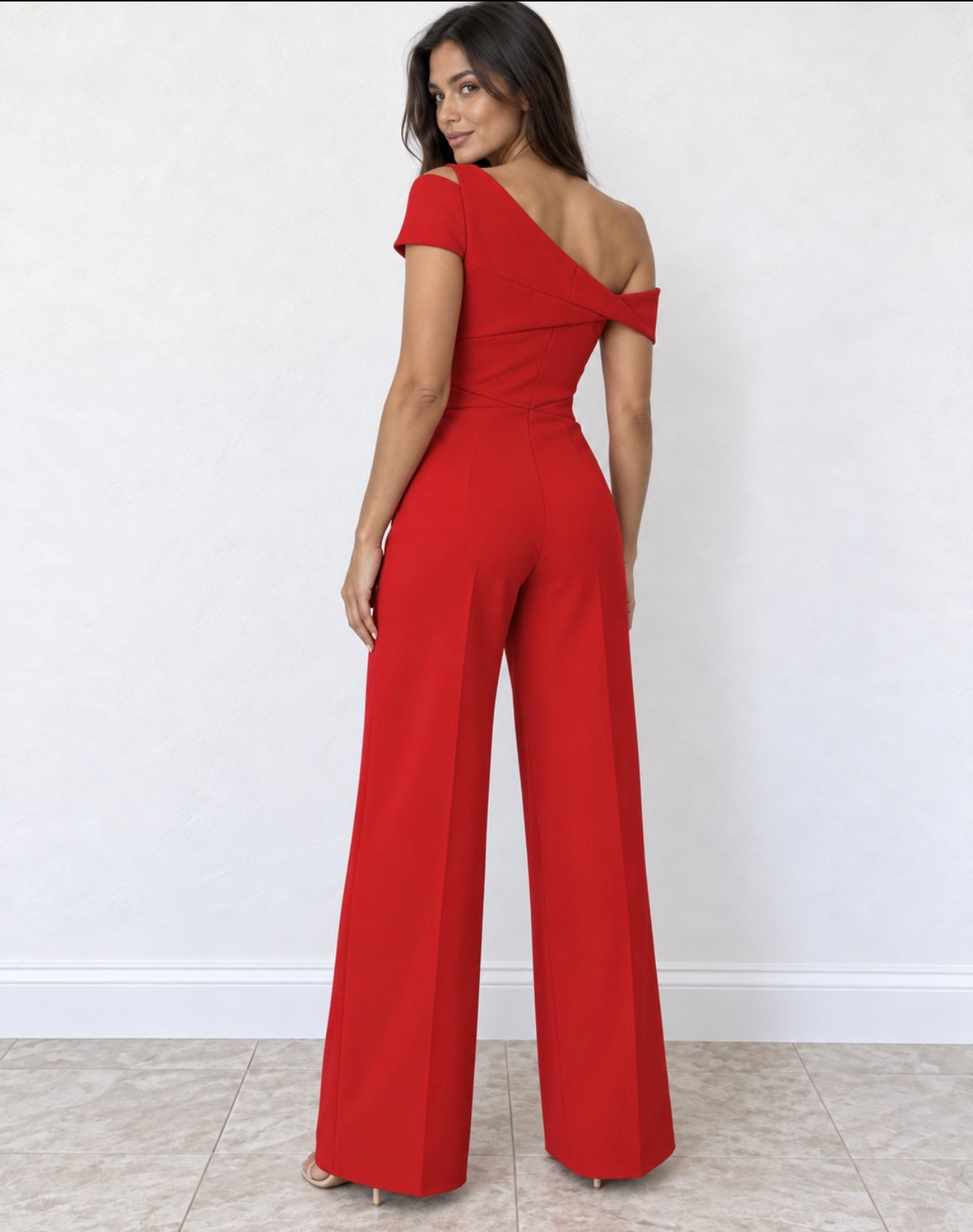 Mono rojo asimétrico de un hombro con pantalón ancho