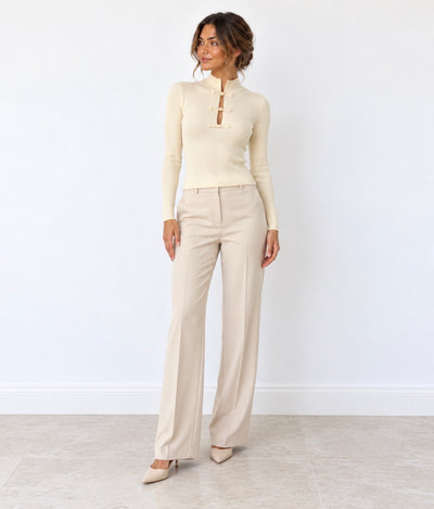 Jersey de punto canalé color crema con cuello mao