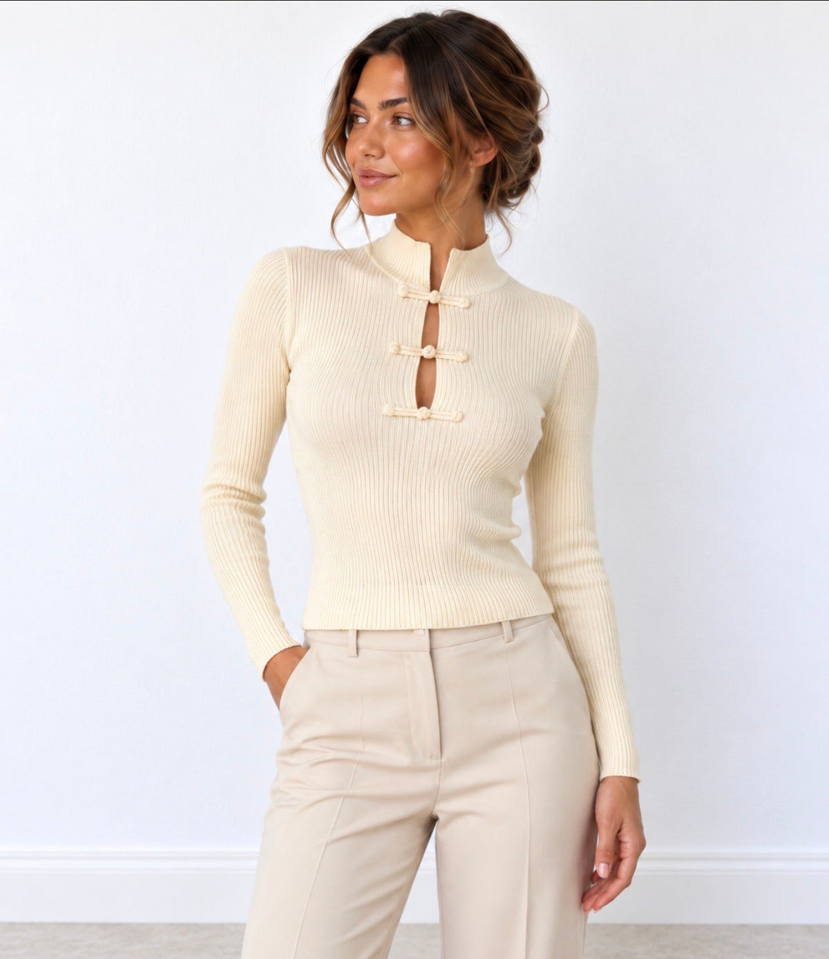Jersey de punto canalé color crema con cuello mao