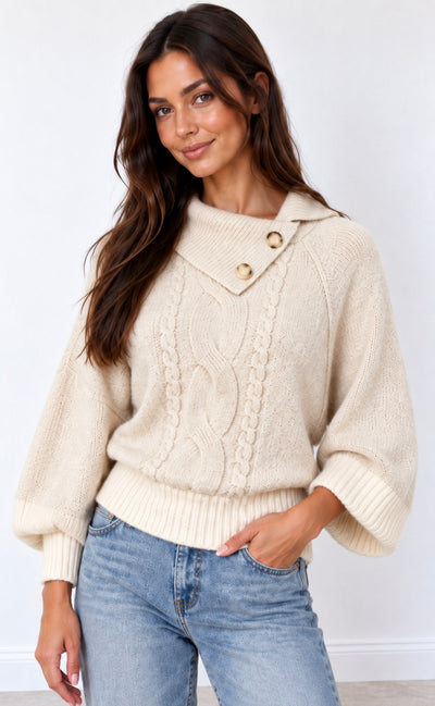 Jersey de punto trenzado color crema con cuello amplio