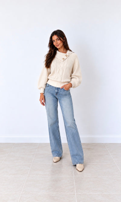 Jersey de punto trenzado color crema con cuello amplio