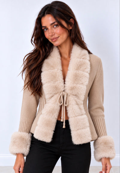 Chaqueta corta beige de punto con ribete de pelo y lazada