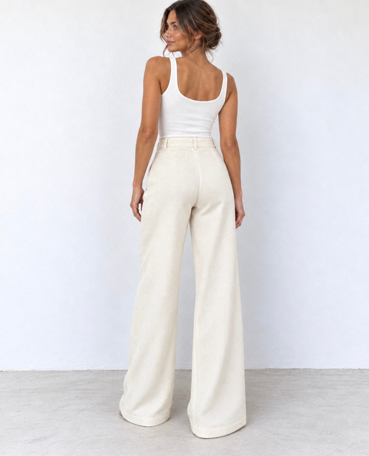 Pantalón Palazzo Crudo con Bolsillos de Solapa y Botones Dorados