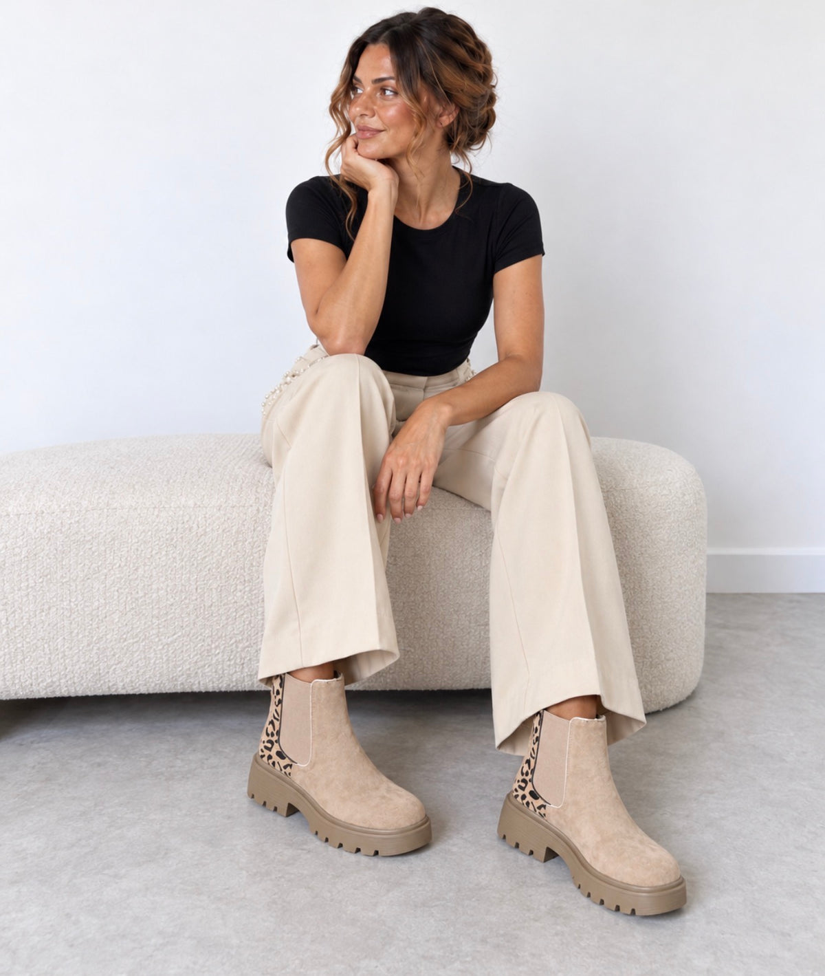 Botines Chelsea Beige Efecto Ante con Detalle Leopardo