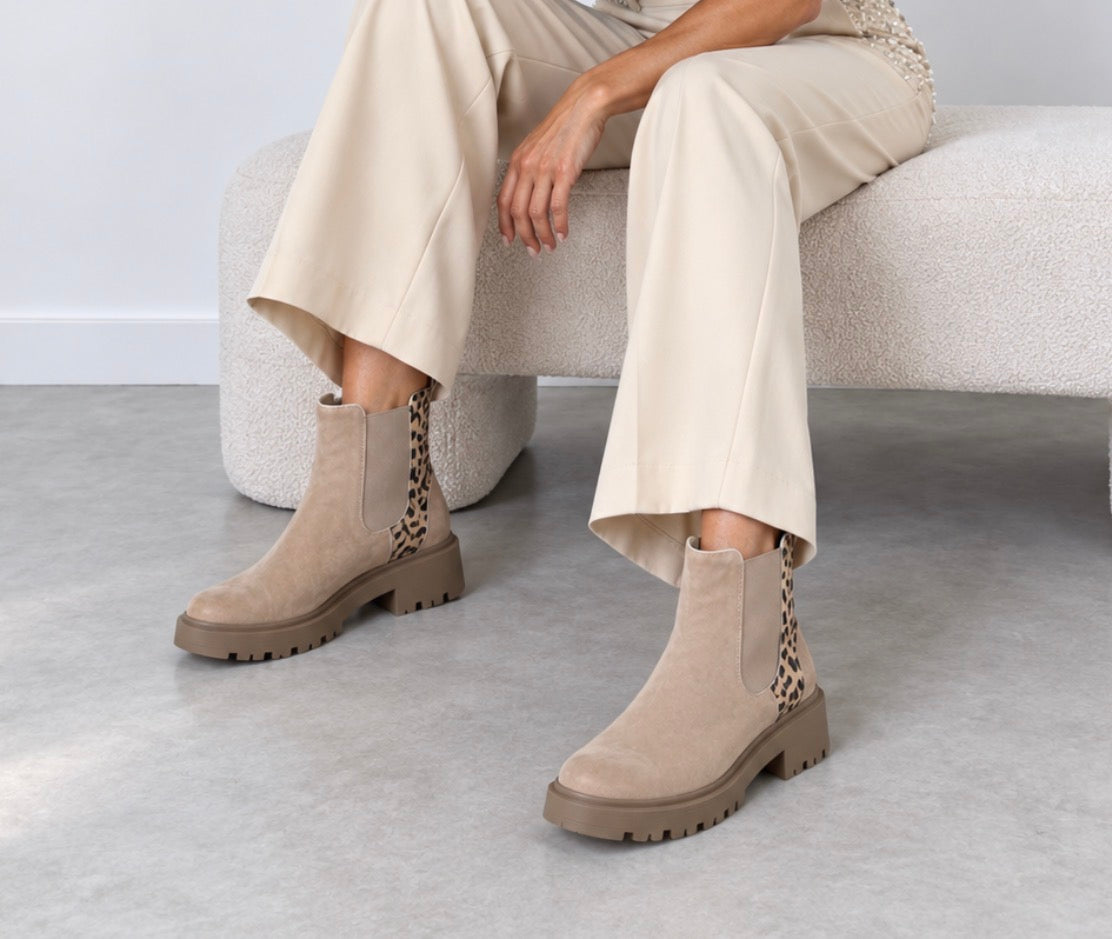 Botines Chelsea Beige Efecto Ante con Detalle Leopardo