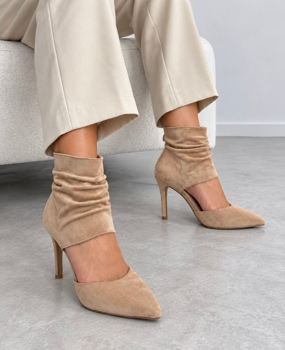 Zapatos de Tacón Beige Efecto Ante con Caña Fruncida