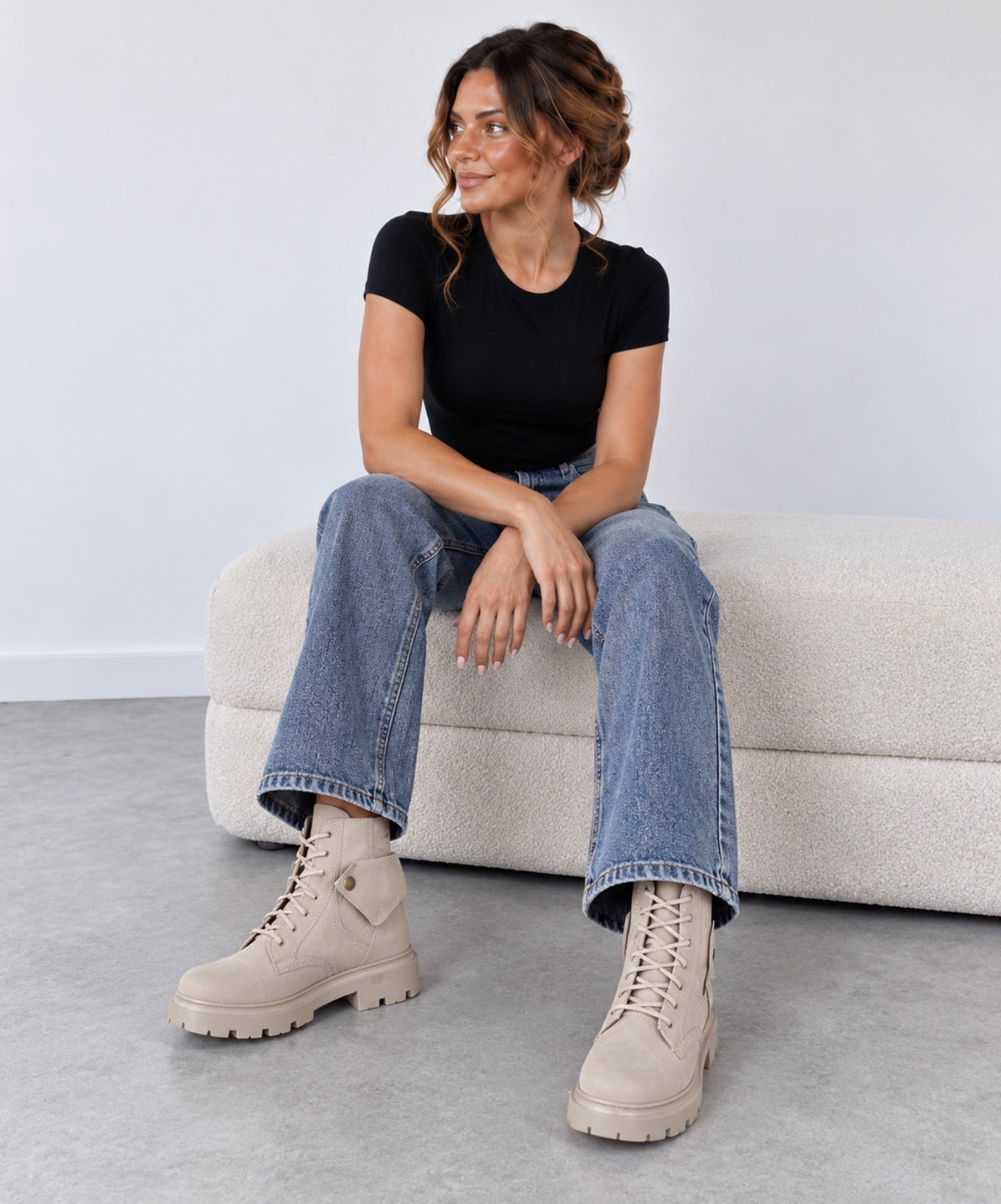 Botines de Cordones Beige Efecto Ante con Solapa