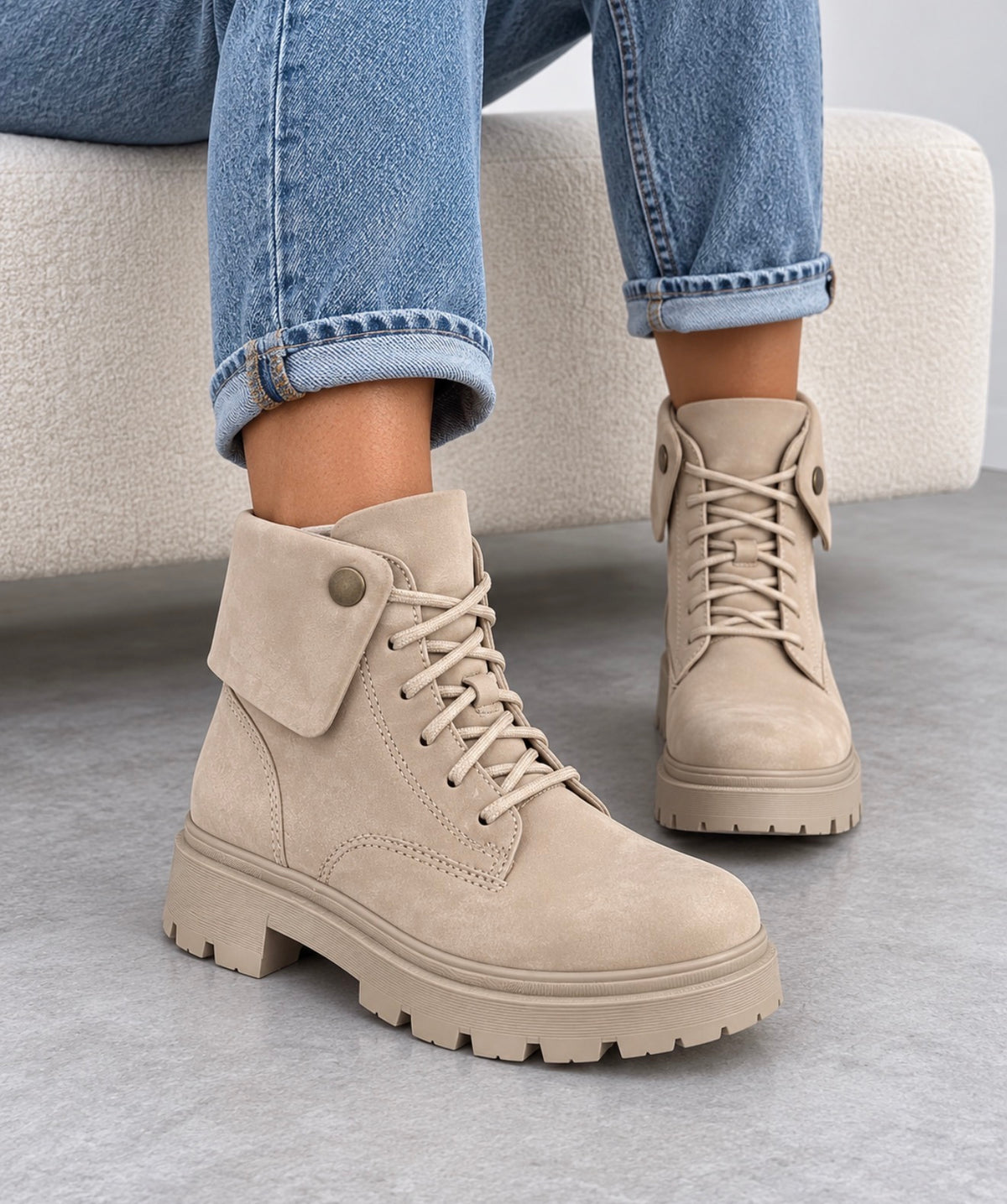 Botines de Cordones Beige Efecto Ante con Solapa