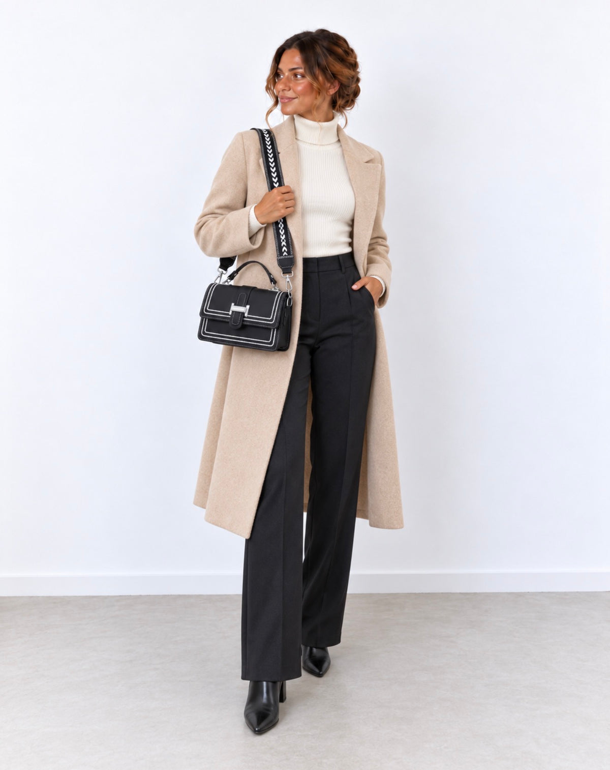 Bolso Negro con Pespuntes Blancos y Correa Estampada