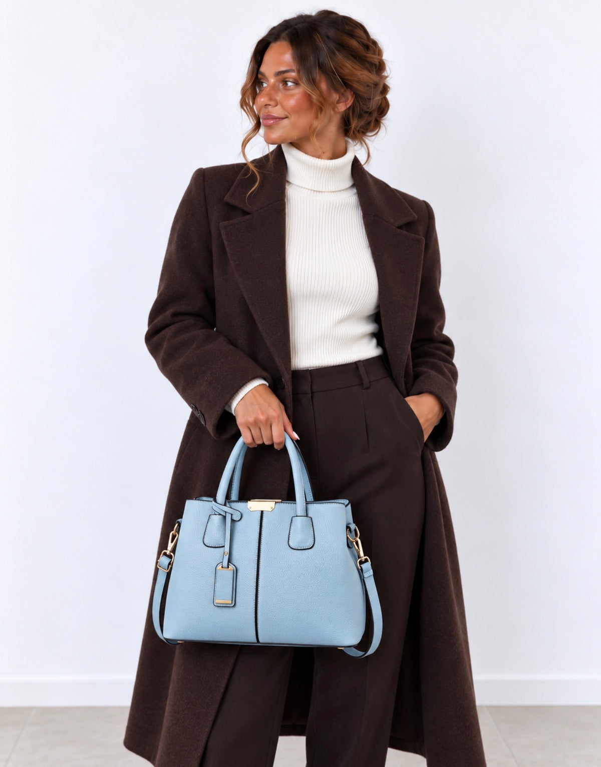 Bolso de Mano Azul Cielo con Detalles Dorados