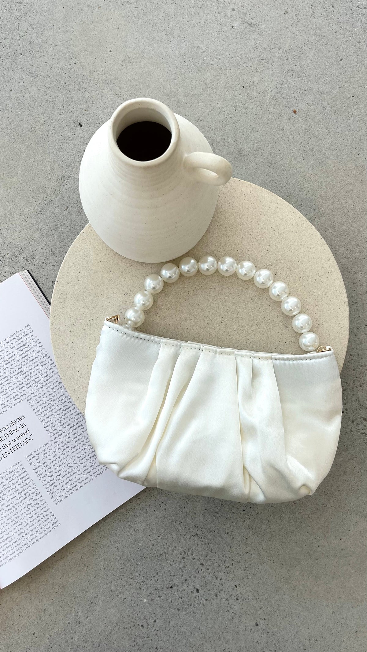 Bolso de Mano Marfil Fruncido con Asa de Perlas