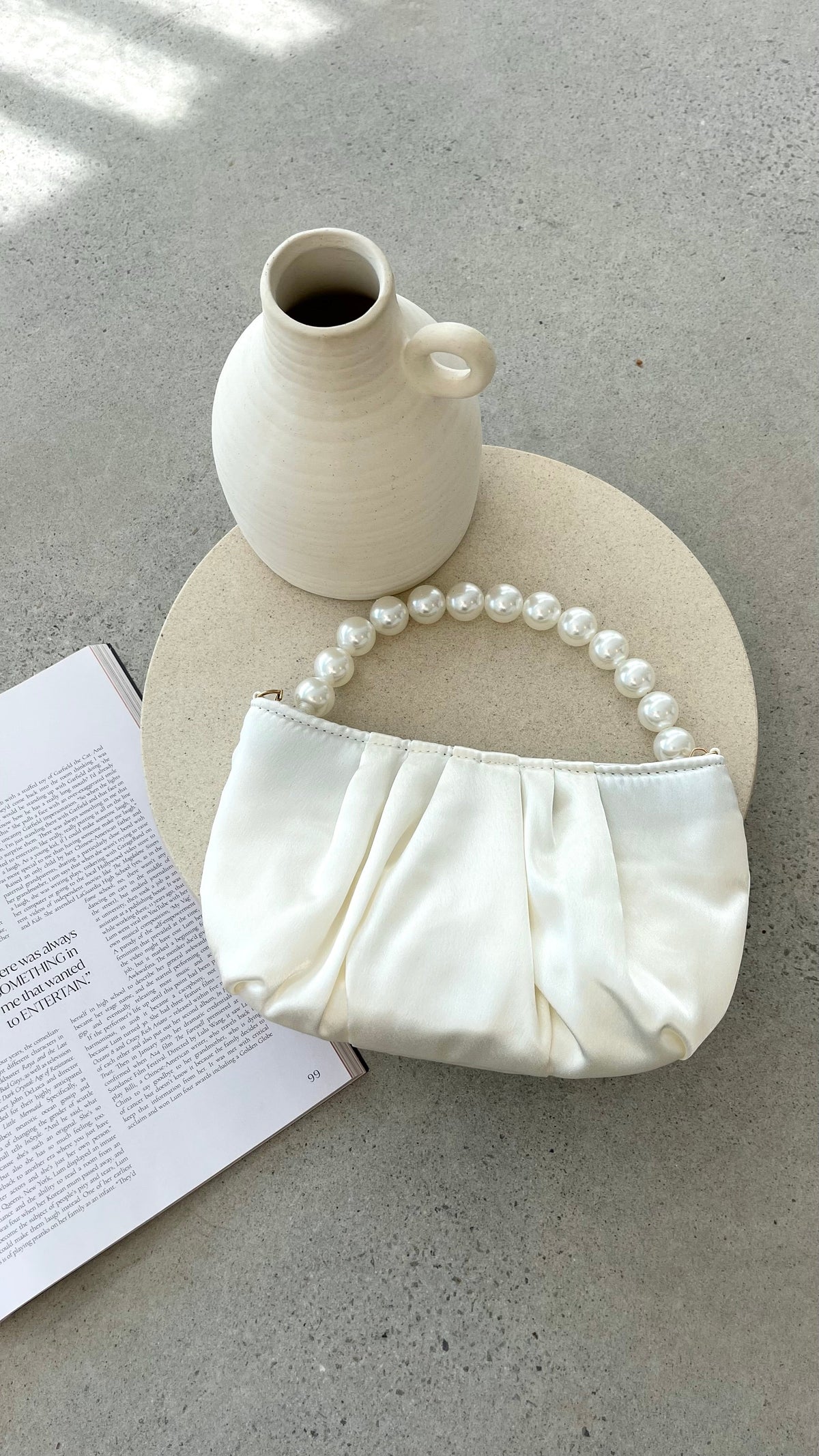 Bolso de Mano Marfil Fruncido con Asa de Perlas